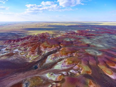 Kuş-göz görüş-renk dağlar Akzhar.Colored tebeşir oluşumların Akzhar Dağları üzerinde merkezi Kazakistan'da yer alan.