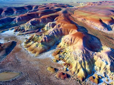 Kuş-göz görüş-renk dağlar Akzhar.Colored tebeşir oluşumların Akzhar Dağları üzerinde merkezi Kazakistan'da yer alan.