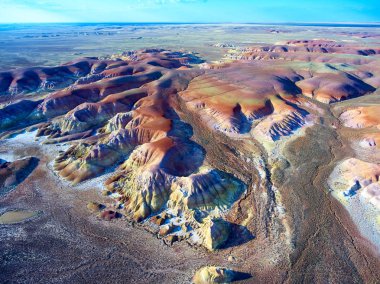 Kuş-göz görüş-renk dağlar Akzhar.Colored tebeşir oluşumların Akzhar Dağları üzerinde merkezi Kazakistan'da yer alan.