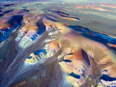 Kuş-göz görüş-renk dağlar Akzhar.Colored tebeşir oluşumların Akzhar Dağları üzerinde merkezi Kazakistan'da yer alan.