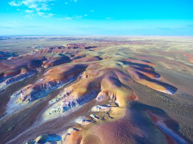 Kuş-göz görüş-renk dağlar Akzhar.Colored tebeşir oluşumların Akzhar Dağları üzerinde merkezi Kazakistan'da yer alan.