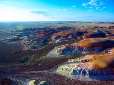 Kuş-göz görüş-renk dağlar Akzhar.Colored tebeşir oluşumların Akzhar Dağları üzerinde merkezi Kazakistan'da yer alan.