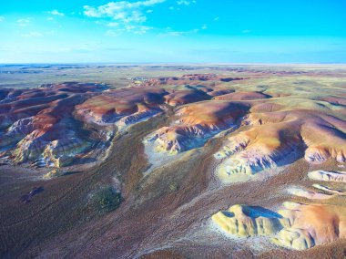 Kuş-göz görüş-renk dağlar Akzhar.Colored tebeşir oluşumların Akzhar Dağları üzerinde merkezi Kazakistan'da yer alan.