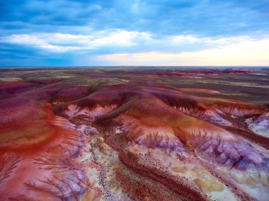 Kuş-göz görüş-renk dağlar Akzhar.Colored tebeşir oluşumların Akzhar Dağları üzerinde merkezi Kazakistan'da yer alan.