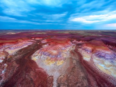 Kuş-göz görüş-renk dağlar Akzhar.Colored tebeşir oluşumların Akzhar Dağları üzerinde merkezi Kazakistan'da yer alan.
