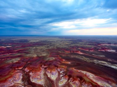 Kuş-göz görüş-renk dağlar Akzhar.Colored tebeşir oluşumların Akzhar Dağları üzerinde merkezi Kazakistan'da yer alan.