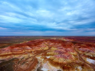 Kuş-göz görüş-renk dağlar Akzhar.Colored tebeşir oluşumların Akzhar Dağları üzerinde merkezi Kazakistan'da yer alan.