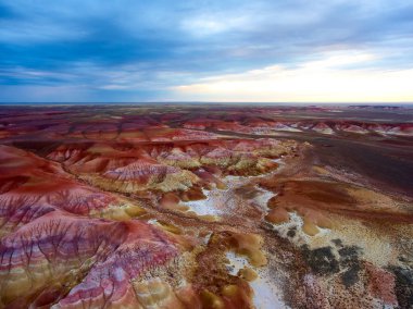 Kuş-göz görüş-renk dağlar Akzhar.Colored tebeşir oluşumların Akzhar Dağları üzerinde merkezi Kazakistan'da yer alan.