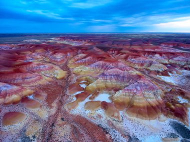 Kuş-göz görüş-renk dağlar Akzhar.Colored tebeşir oluşumların Akzhar Dağları üzerinde merkezi Kazakistan'da yer alan.