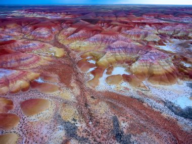 Kuş-göz görüş-renk dağlar Akzhar.Colored tebeşir oluşumların Akzhar Dağları üzerinde merkezi Kazakistan'da yer alan.
