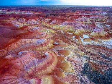 Kuş-göz görüş-renk dağlar Akzhar.Colored tebeşir oluşumların Akzhar Dağları üzerinde merkezi Kazakistan'da yer alan.