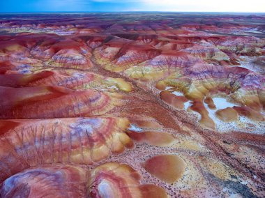 Kuş-göz görüş-renk dağlar Akzhar.Colored tebeşir oluşumların Akzhar Dağları üzerinde merkezi Kazakistan'da yer alan.