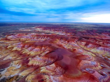 Kuş-göz görüş-renk dağlar Akzhar.Colored tebeşir oluşumların Akzhar Dağları üzerinde merkezi Kazakistan'da yer alan.