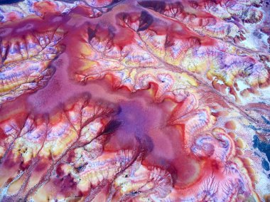 Kuş-göz görüş-renk dağlar Akzhar.Colored tebeşir oluşumların Akzhar Dağları üzerinde merkezi Kazakistan'da yer alan.