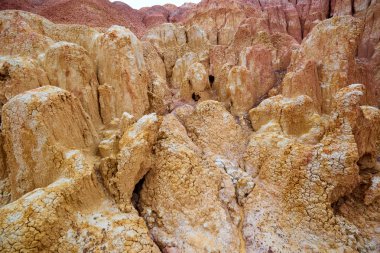 Akzhar Dağları 'nda renkli tebeşir oluşumları. Kazakistan 'da renkli tebeşir Dağları.
