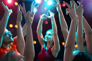 Gençler partide dans ederken eğleniyor..