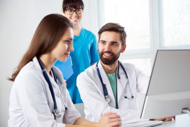 Klinikteki bir grup doktor hastanın teşhislerini tartışıyor.