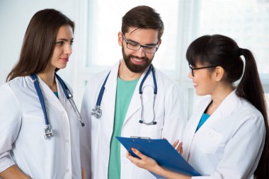 Klinikteki bir grup doktor hastanın teşhislerini tartışıyor.