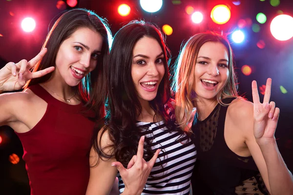 Meninas Felizes Diversão Posando Uma Festa — Fotografia de Stock
