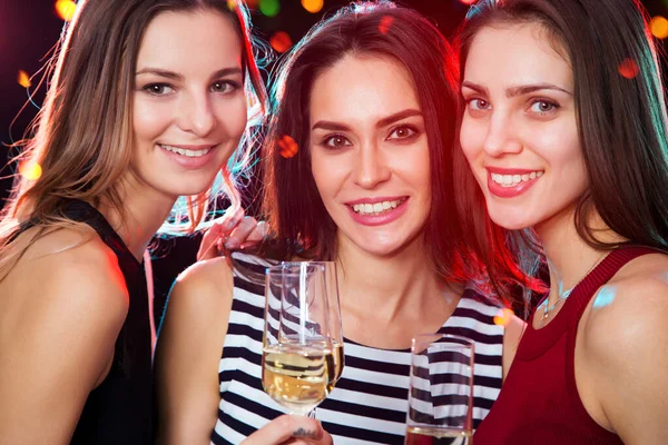 Jovens Felizes Com Taças Champanhe Xmas — Fotografia de Stock