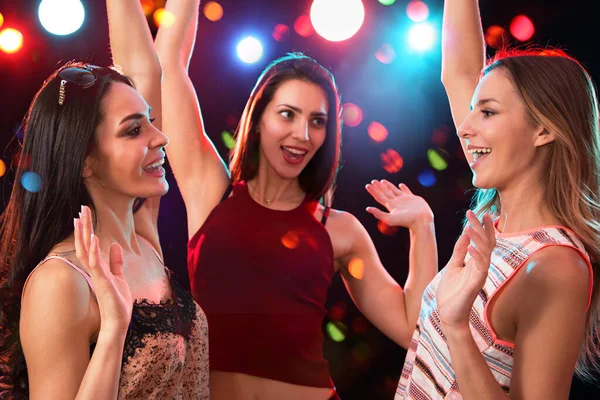 Fröhliche Mädchen Tanzen Auf Einer Party — Stockfoto