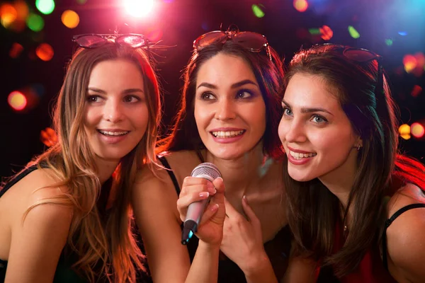 Счастливые Девушки Весело Поют Вечеринке — стоковое фото