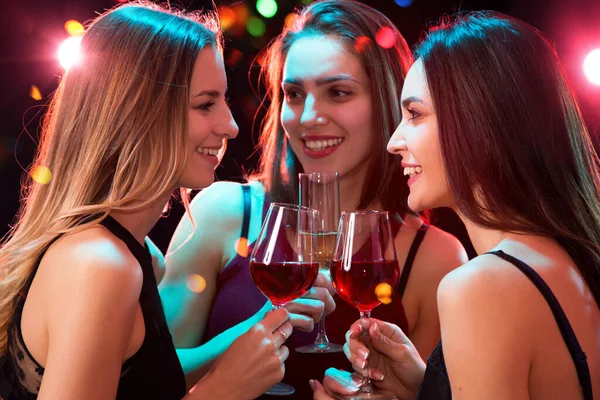Gelukkige Jonge Vrouwen Met Een Glas Wijn Kerst — Stockfoto