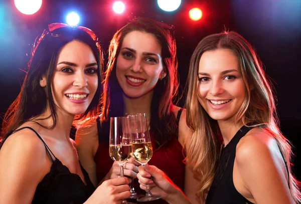 Giovani Donne Felici Con Bicchieri Vino — Foto Stock