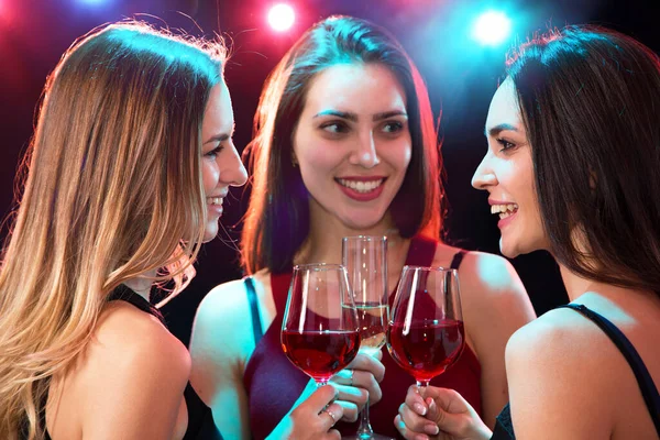 Jovens Mulheres Felizes Com Copos Vinho — Fotografia de Stock