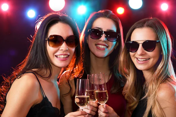 Heureuses Jeunes Femmes Avec Des Verres Vin — Photo