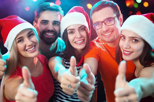 Gruppe Glücklicher Freunde Mit Weihnachtsmannmützen Zeigt Zeichen Nachtclub — Stockfoto