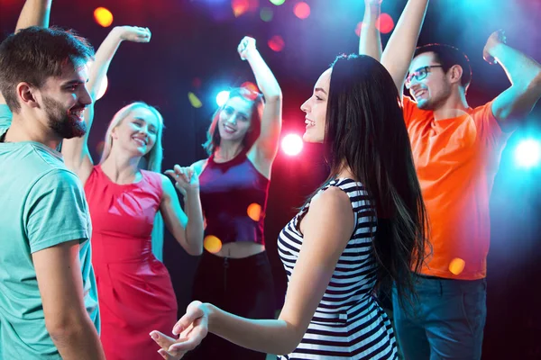 Jóvenes Divirtiéndose Bailando Fiesta — Foto de Stock