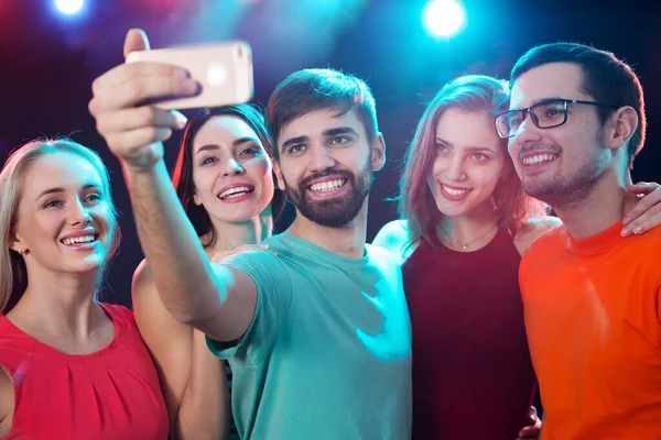 Bir Grup Mutlu Arkadaş Bir Gece Kulübünde Selfie Çekiyor — Stok fotoğraf
