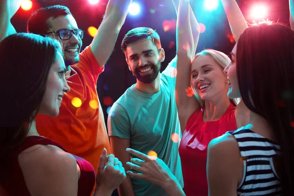 Junge Leute Haben Spaß Beim Tanzen Auf Party — Stockfoto