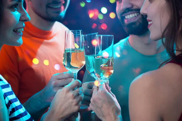 Gelukkige Groep Jonge Vrienden Die Glazen Met Elkaar Aanraken — Stockfoto