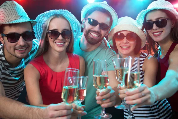 Grupo Feliz Jovens Amigos Tocando Óculos Uns Com Outros — Fotografia de Stock