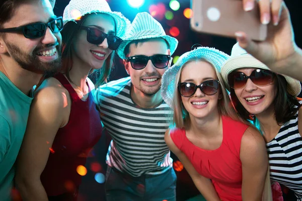 Grupo Amigos Felizes Tomando Selfie Clube Noturno — Fotografia de Stock
