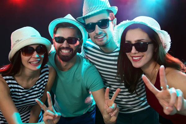 Gruppe Glücklicher Freunde Posiert Nachtclub — Stockfoto