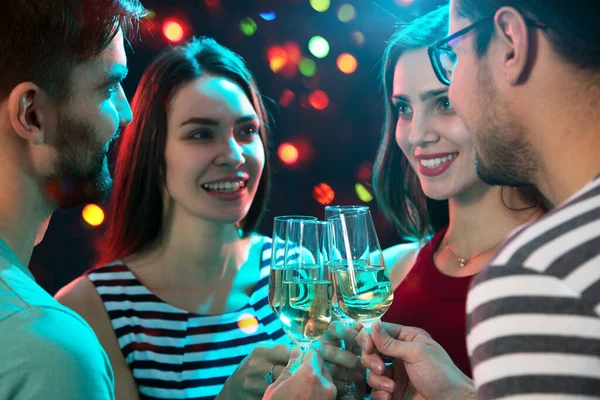 Gelukkige Groep Jonge Vrienden Die Glazen Met Elkaar Aanraken — Stockfoto