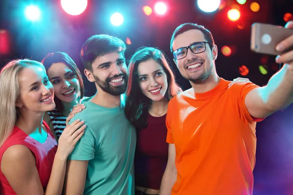 Bir Grup Mutlu Arkadaş Bir Gece Kulübünde Selfie Çekiyor — Stok fotoğraf