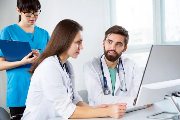 Groep Artsen Kliniek Bespreken Diagnose Van Patiënt — Stockfoto