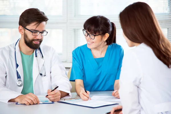 Group Doctors Clinic Discuss Diagnosis Patient — Stock Photo, Image
