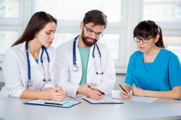 Grupo Médicos Clínica Discutem Diagnóstico Paciente — Fotografia de Stock