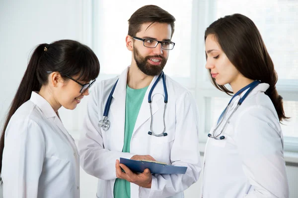 Group Doctors Clinic Discuss Diagnos Patient — Stock Photo, Image