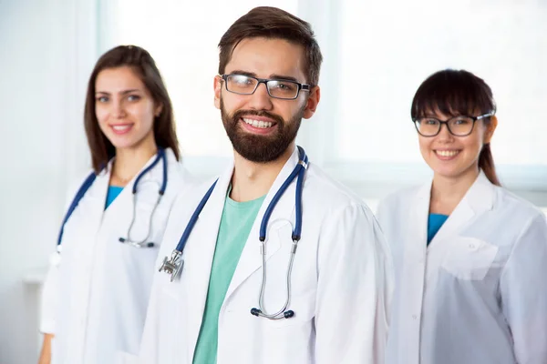 Groep Artsen Kliniek Het Werk Kijken Naar Camera Glimlachen — Stockfoto