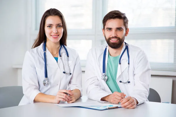 Yerindeki Klinikteki Bir Grup Doktor Kameraya Bakıp Gülümsüyor — Stok fotoğraf