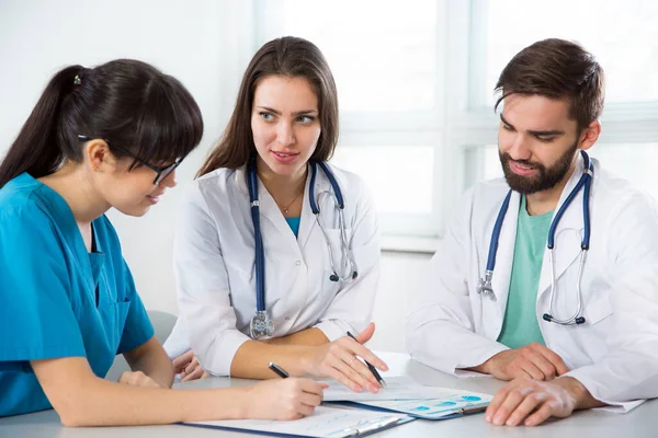 Klinikteki Bir Grup Doktor Hastanın Teşhislerini Tartışıyor — Stok fotoğraf