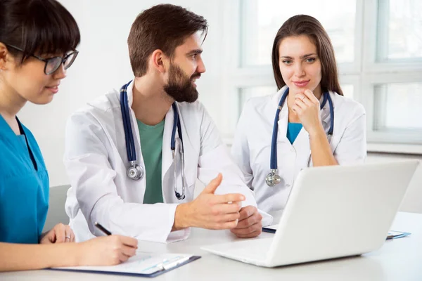 Grupo Médicos Clínica Discutir Diagnos Paciente — Fotografia de Stock