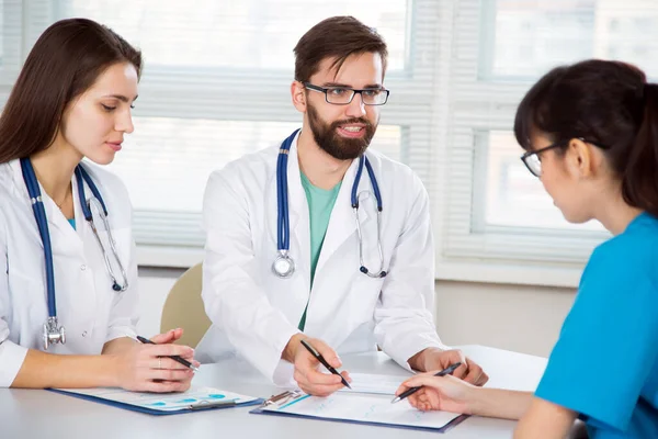 Group Doctors Clinic Discuss Diagnos Patient — Stock Photo, Image