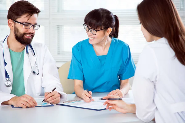 Groep Artsen Kliniek Bespreken Diagnos Van Patiënt — Stockfoto
